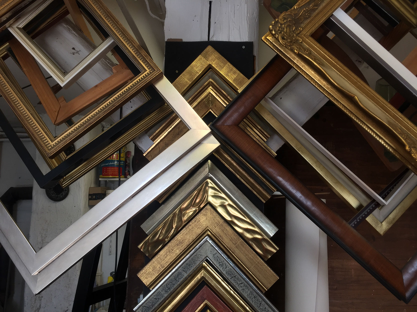 Bilderrahmen, Bilderrahmungen, Bildereinrahmungen, Rahmungen, Objektrahmungen, Modellrahmen, konservatorische Rahmungen, Passepartout, Zuschnitt